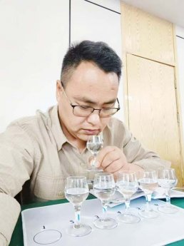 子承父业谋发展 振兴豫酒创新篇——郑州市康泉酒业发展纪实